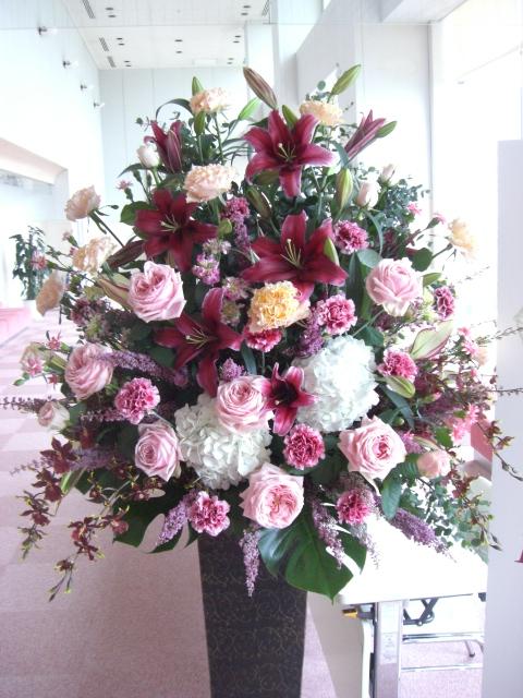 ピンクユリと大輪バラの豪華なスタンド花